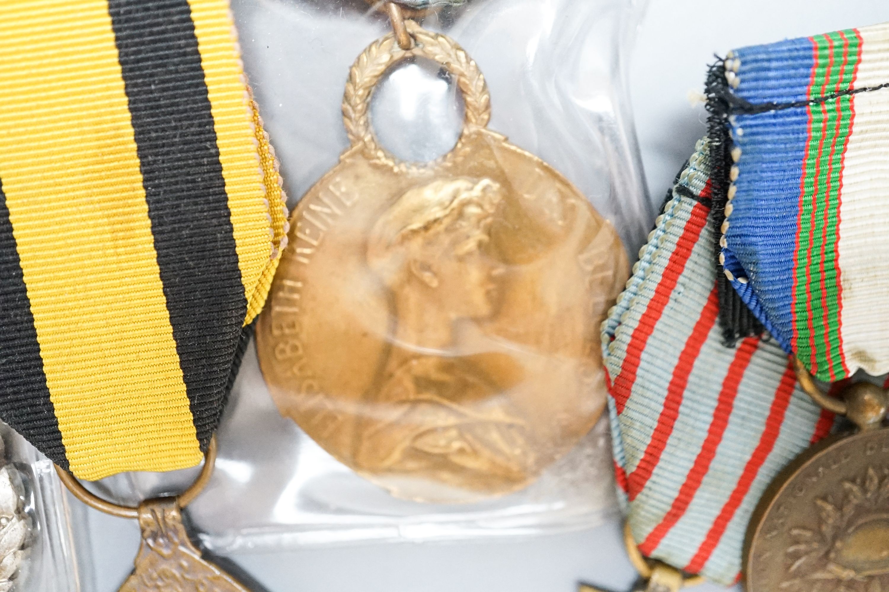 France and Belgium medals and orders - French Medaille Militaire, Croix du Combattant, Services Militaires Volontaires, Algerie commemorative medaille, two miniatures and a Belgian WWI commemorative medaille and Queen to